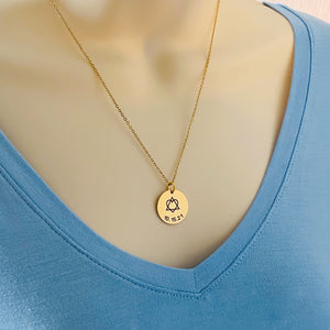 yellow gold necklace on woman's chest to show size