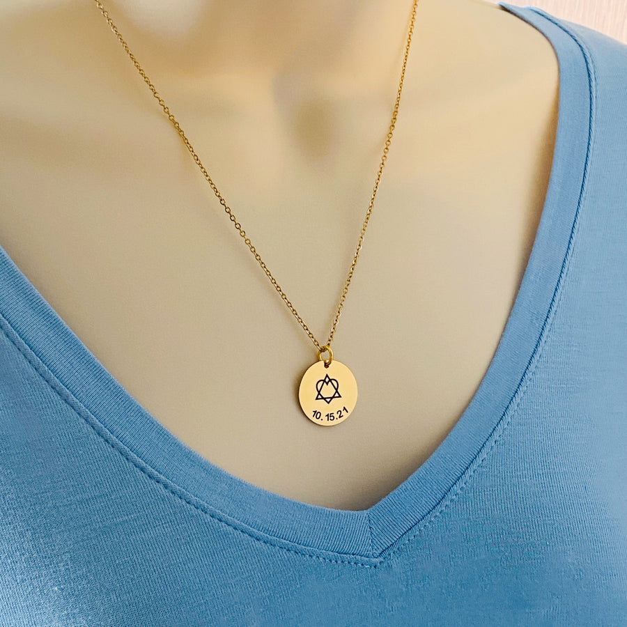 yellow gold necklace on woman's chest to show size